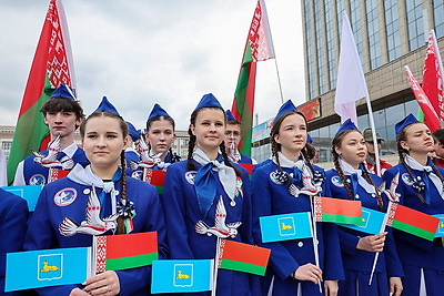 С огромной гордостью за достижения страны. Государственный флаг в 81 м пронесли по главной площади Гомеля