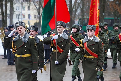Праздник мужества и верности долгу: в регионах Беларуси 23 февраля прошли торжественные митинги