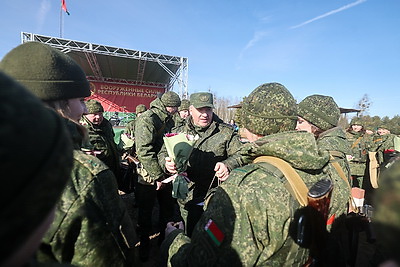 Женщин-военнослужащих Западного оперативного командования с наступающим 8 Марта поздравили на полигоне