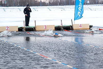 Соревнования по зимнему плаванию проходят в Бресте