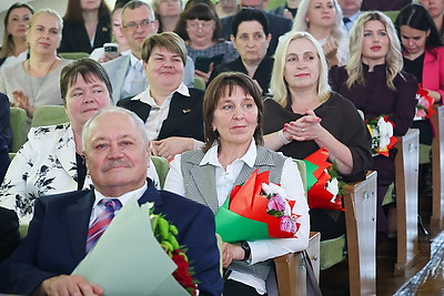 Учителя продолжают принимать поздравления в преддверии профессионального праздника