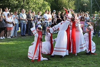 В Вертелишках прошло памятное шествие с лампадками к мемориальному комплексу \"Скорбящая мать\"