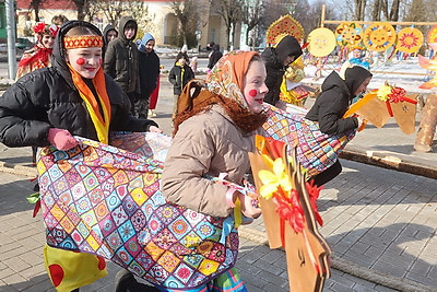 С размахом, звучно и вкусно. Как отпраздновали Масленицу жители Берестовицкого района