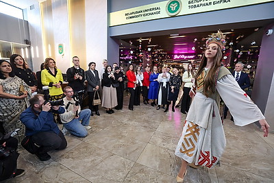 Белорусские льняные изделия, косметика, фарфор. Что показали зарубежным дамам на приеме накануне 8 Марта