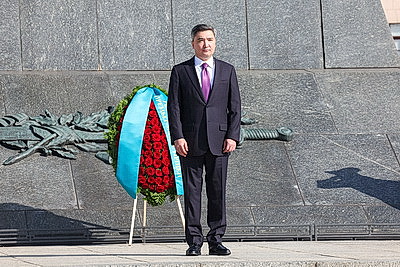 Премьер-министр Казахстана возложил венок к монументу Победы в Минске