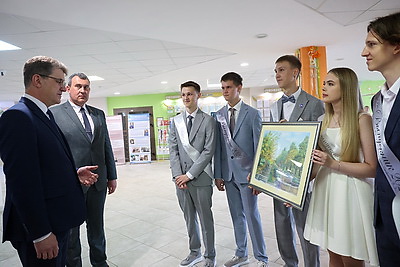 Последние звонки для выпускников 9-х и 11-х классов прозвенели по всей Беларуси