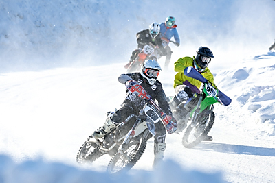 С жаждой адреналина. Белорусские гонщики покорили стихию на соревнованиях по мотоспидвею