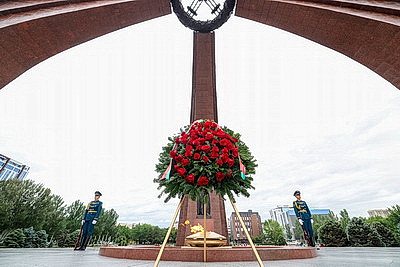 Турчин возложил венок к Вечному огню на Площади Победы в Бишкеке