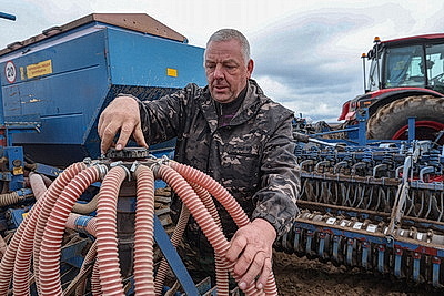 Забота о механизаторах для оперативного сева. Как в Сенненском районе аграрии трудятся на полях