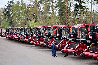 Техника к жатве: хозяйства Минской области получили 100 новых комбайнов