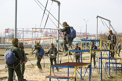 Сделать фото на фоне вертолета и в снаряжении парашютиста. Учащиеся Малоритского района побывали в 38-й бригаде