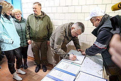 Республиканский субботник: руководство и жители Гомельщины участвовали в ремонте Мозырского роддома