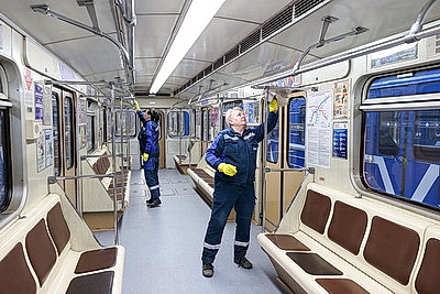 Чистота по регламенту: как готовят к рейсу автобусы, тепловозы и поезда метро