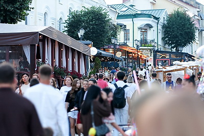 Живая музыка, ярмарки и уличные перформансы: праздничная атмосфера царит на улицах фестивального Витебска