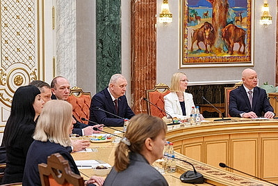 Лукашенко вручил дипломы доктора наук и аттестаты профессора