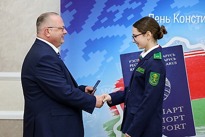 Свои первые паспорта из рук председателя КГК получили десять юных белорусов