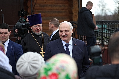 Лукашенко зажег пасхальную свечу в одном из деревенских храмов