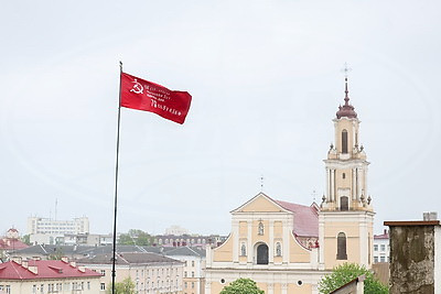 Знамя Победы подняли над Гродненским областным драматическим театром