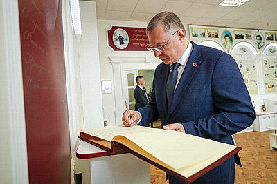 Швед напутствовал узденских школьников и вручил каждому первокласснику книгу \"Беларусь - наша Радзiма\"