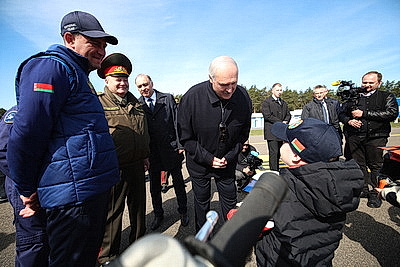 Лукашенко посетил Минский аэроклуб ДОСААФ