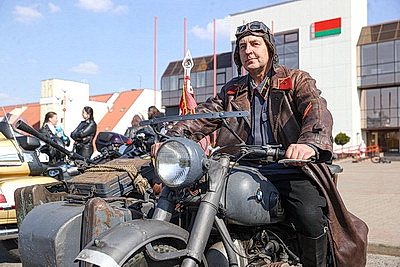 Рев мотора, блеск хрома и невероятная скорость. В Бресте торжественно открыли мотосезон-2026