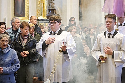 Католические верующие отмечают Чистый четверг