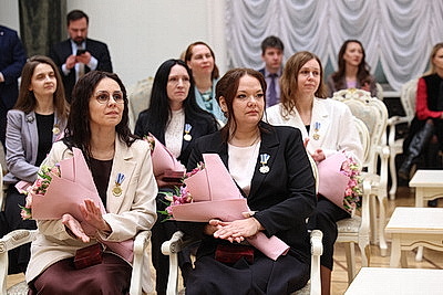 Едины в стремлении сделать страну лучше. Лукашенко в преддверии 8 Марта вручил женщинам госнаграды