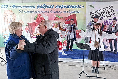 Настроение с доставкой к рабочему месту. В Могилеве идут концерты в цехах предприятий ко Дню женщин