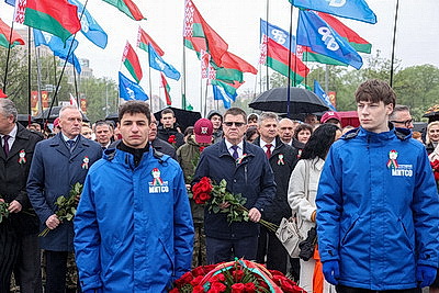 Народное возложение цветов к монументу Победы проходит в Минске