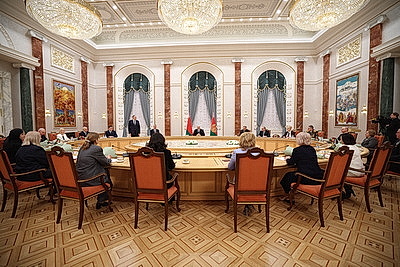 Лукашенко вручил дипломы доктора наук и аттестаты профессора