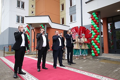 В Кореличах к областным \"Дажынкам\" торжественно открыли новостройку на 49 квартир