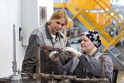 Как хрупкая женщина из Гродно держит под контролем стекловаренную печь