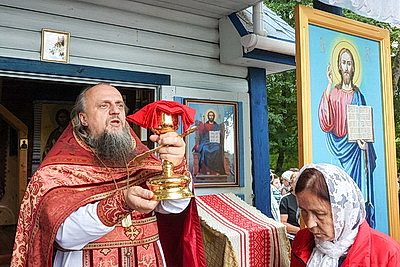 Сквозь века и традиции. Почему тысячи людей стремятся на \"Маковей\" к Голубой кринице