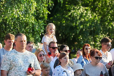 В Вертелишках прошло памятное шествие с лампадками к мемориальному комплексу \"Скорбящая мать\"
