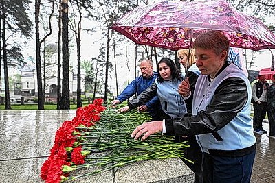 Почтить память погибших. Возложения цветов к братским могилам и мемориалам проходят в канун Дня Победы
