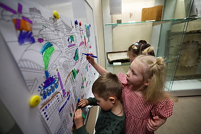 Ночные экскурсии и мастер-классы по каллиграфии: как встретили \"Библионочь\" в Национальной библиотеке Беларуси