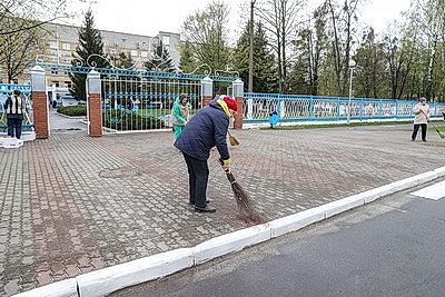 Республиканский субботник: руководство и жители Гомельщины участвовали в ремонте Мозырского роддома