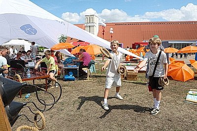 \"Брестский рубеж\", шоу флайбордистов и фестиваль красок. Как брестчане отметили День города