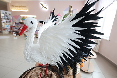 Около 100 аистов, сделанных учащимися и педагогами витебской СШ №46, украсили школьную экспозицию