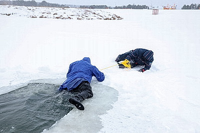 Работники ОСВОДа в Гродно продемонстрировали алгоритм действий при несчастном случае на подледной рыбалке