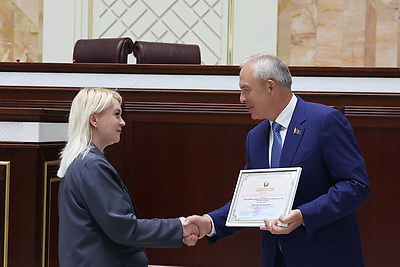 \"Вы выстраиваете открытый диалог между обществом и властью\". Сотрудников СМИ наградили в Палате представителей