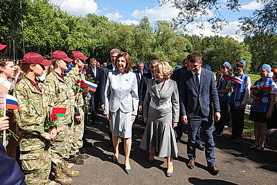 Памятник летчику Александру Мамкину открыли в столичном парке