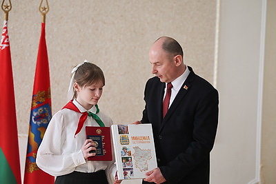 Паспорта лучшим учащимся из Минской области вручили в старейшей гимназии страны