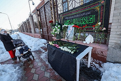 Цветы и детские игрушки несут к посольству Ирана в Минске