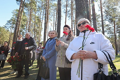 Память Змитрока Бядули почтили на Восточном кладбище в Минске