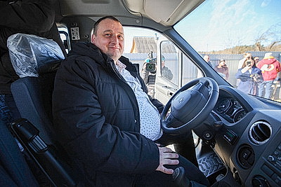 Мамина мечта исполнилась. Многодетной семье из Вилейского района подарили автомобиль