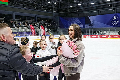 Двукратный серебряный призер Олимпийских игр Евгения Медведева провела мастер-класс для юных спортсменов