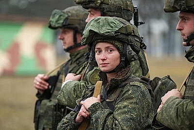 Брестские десантники во время проверки ВС сдают нормативы по огневой подготовке