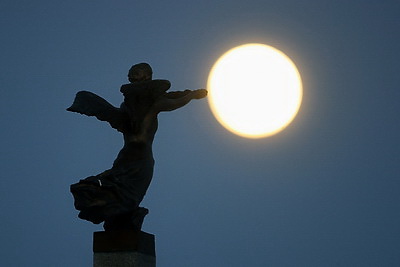 Снежная Луна в небе над Беларусью