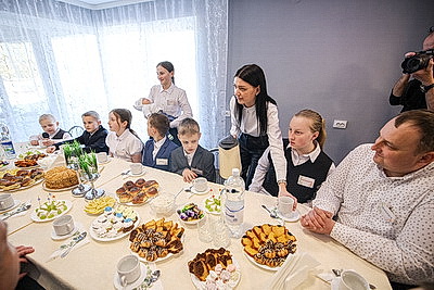 Мамина мечта исполнилась. Многодетной семье из Вилейского района подарили автомобиль